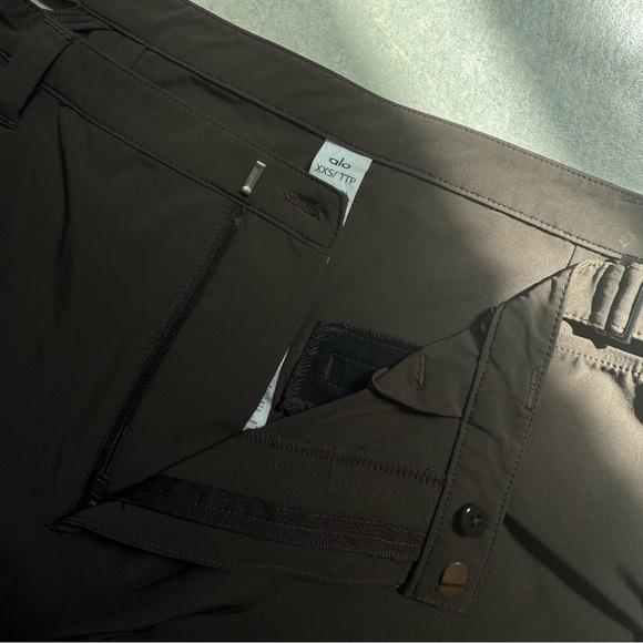 ALO Yoga showdown Pants - Picture 7 of 7